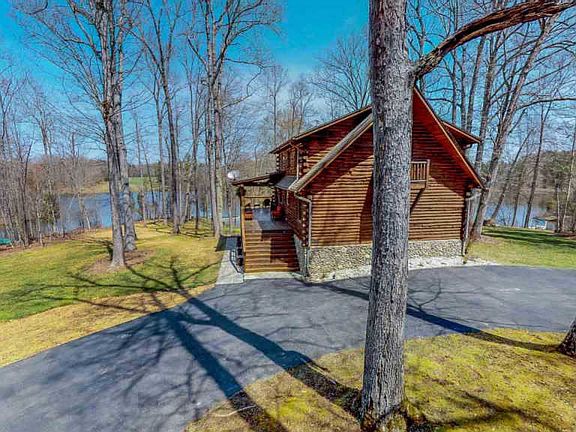 3rd image of 327 Shady Oak Rd