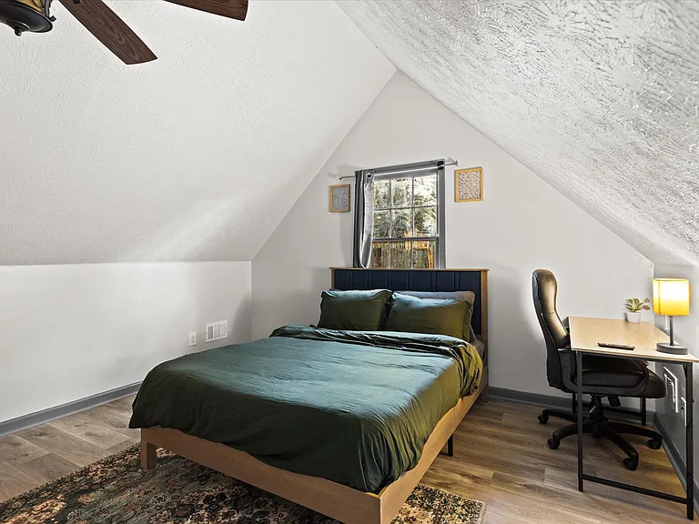 Hillside Pl SE — Photo 1