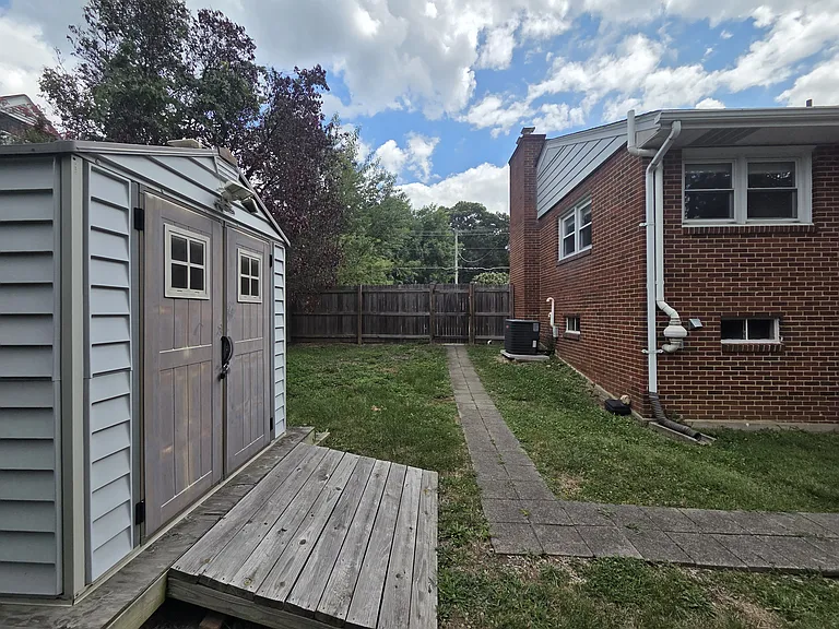 7020 Quander Rd — Photo 32