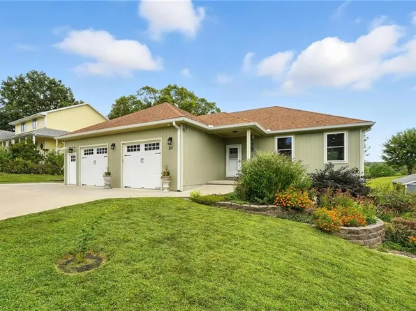 311 Summerset Dr, Weston, MO 64098