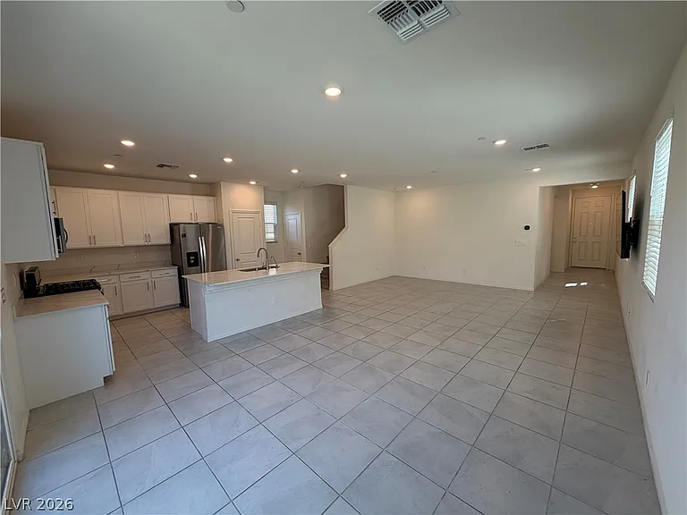 2562 Ofanto St — Photo 3