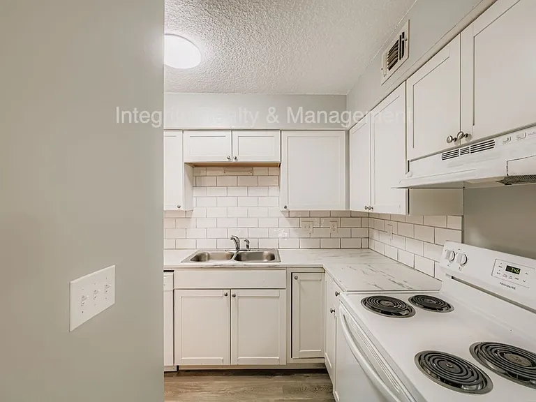Parkridge Apartments — Photo 10