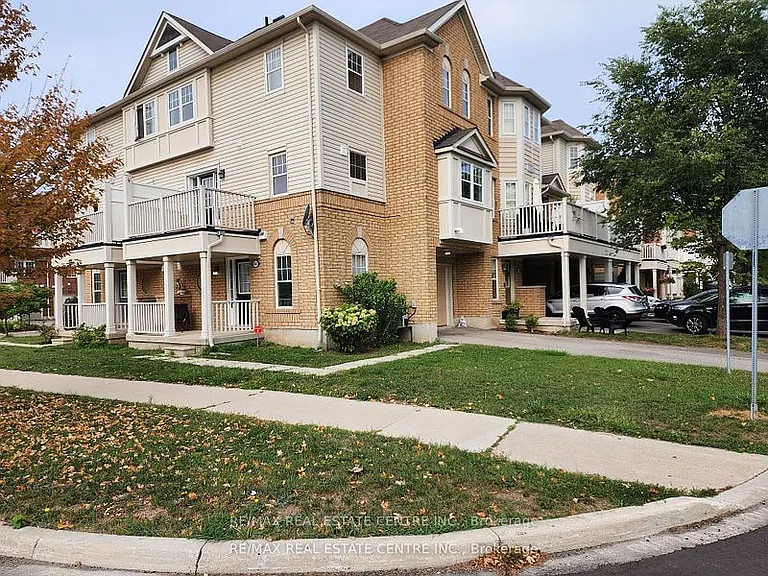 950 Burgess Gdns — Photo 1