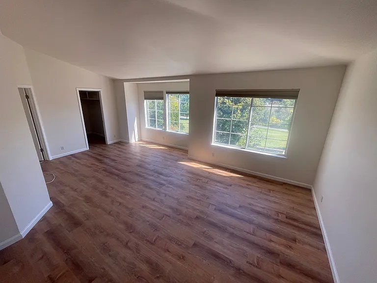545 Glasgow Cir — Photo 11