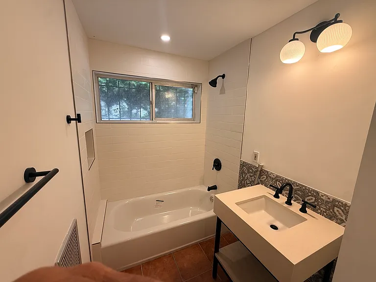 525 Midway St — Photo 8