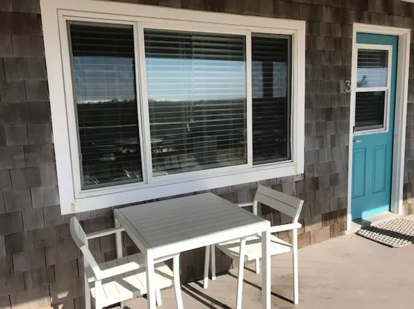 https://photos.zillowstatic.com/fp/6cc39a1429863049c9ce7e546d6bf013-p_e.webp