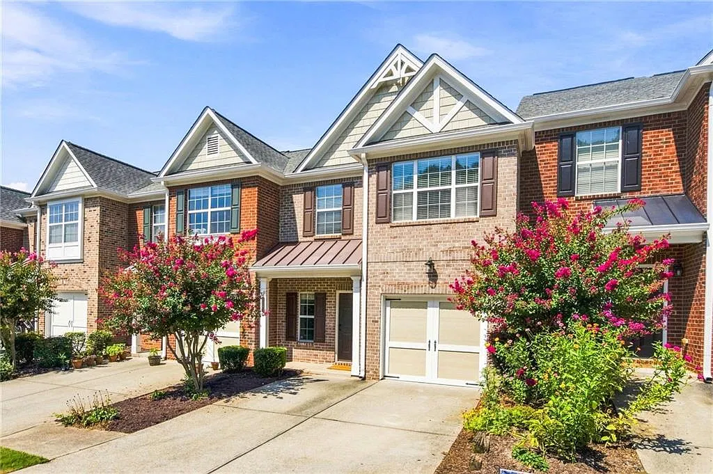 3 bed, 2.5 bath, 1639 sqft, $2,400 — Photo 2