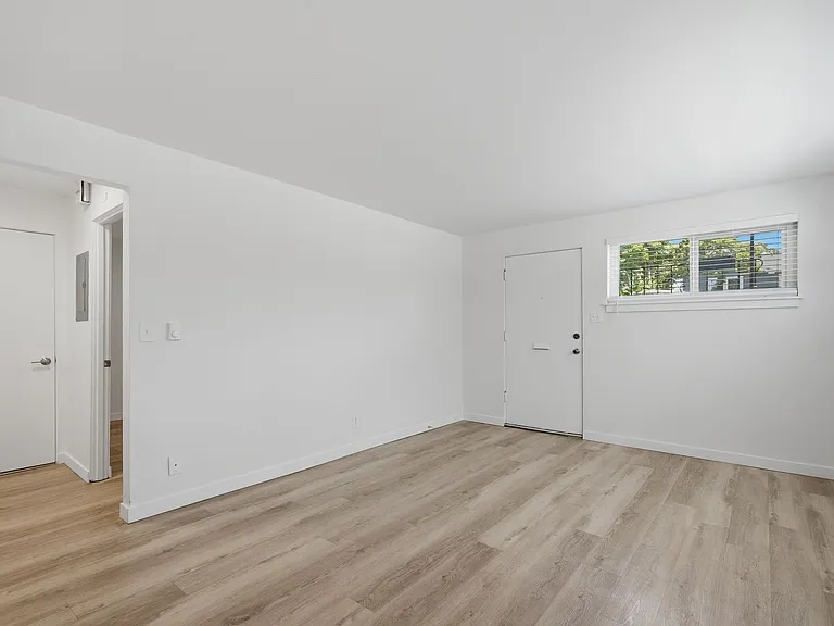 Loyal Heights Apartments — Photo 21