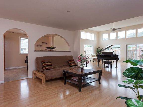4th image of 935 Crespi Dr