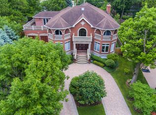 2349 S De Cook Ct, Park Ridge, IL 60068