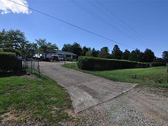 3rd image of 461 Mustang Ln