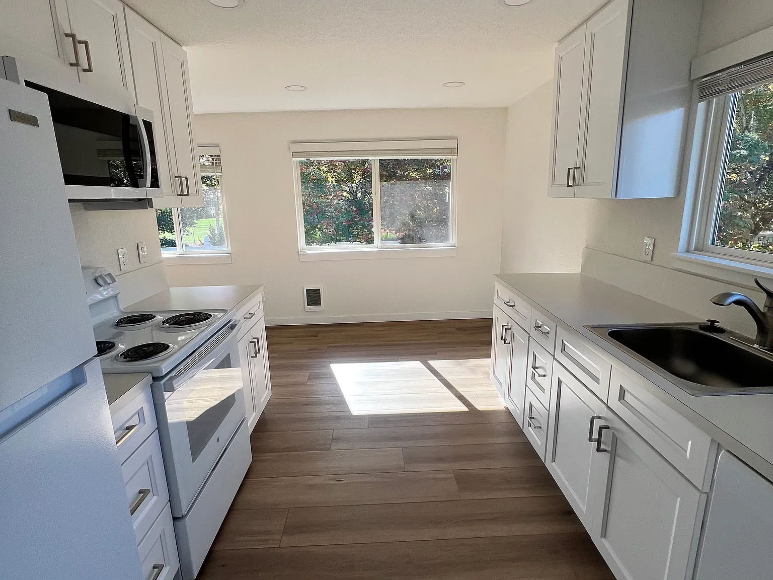 300 Dennis St SE — Photo 3