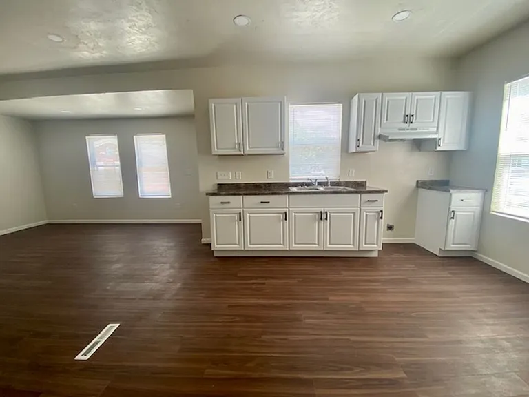 1172 E Walnut St — Photo 7