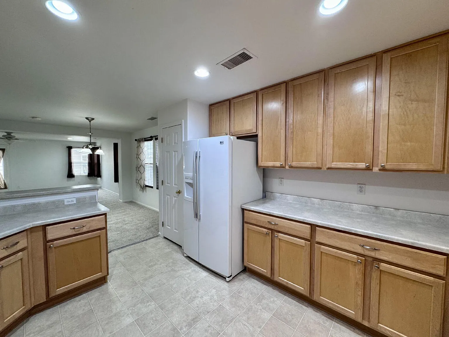 Spacious 3-Bed 2.5-Bath Townhouse — Photo 3
