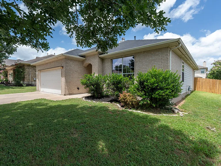 144 Oxford Dr — Photo 3