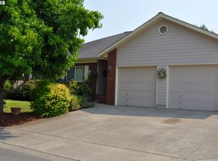 692 72nd St, Springfield, OR 97478