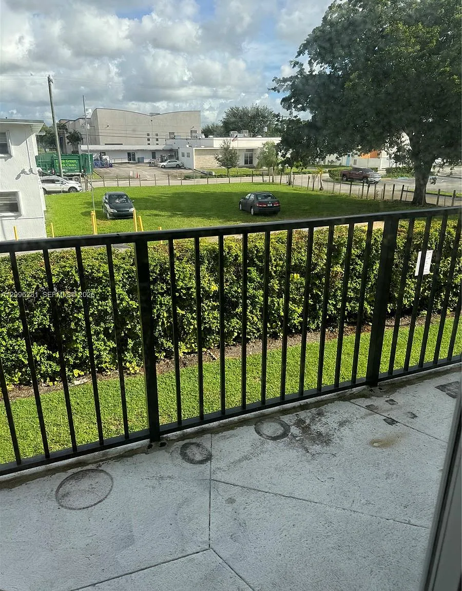 Virginia Grdens Condo — Photo 2
