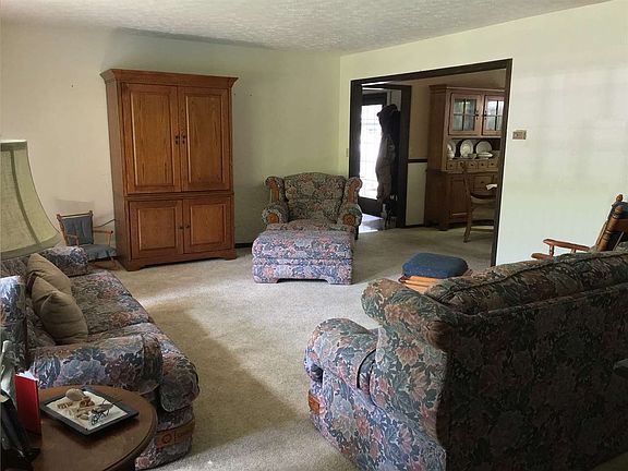 2nd image of 14 Woodlawn Vlg