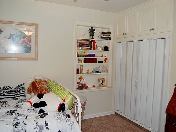 Bedroom w/ built-ins!