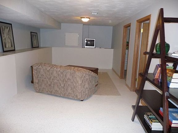 Finished lower level with 2 additional rooms and 3/4 Bath