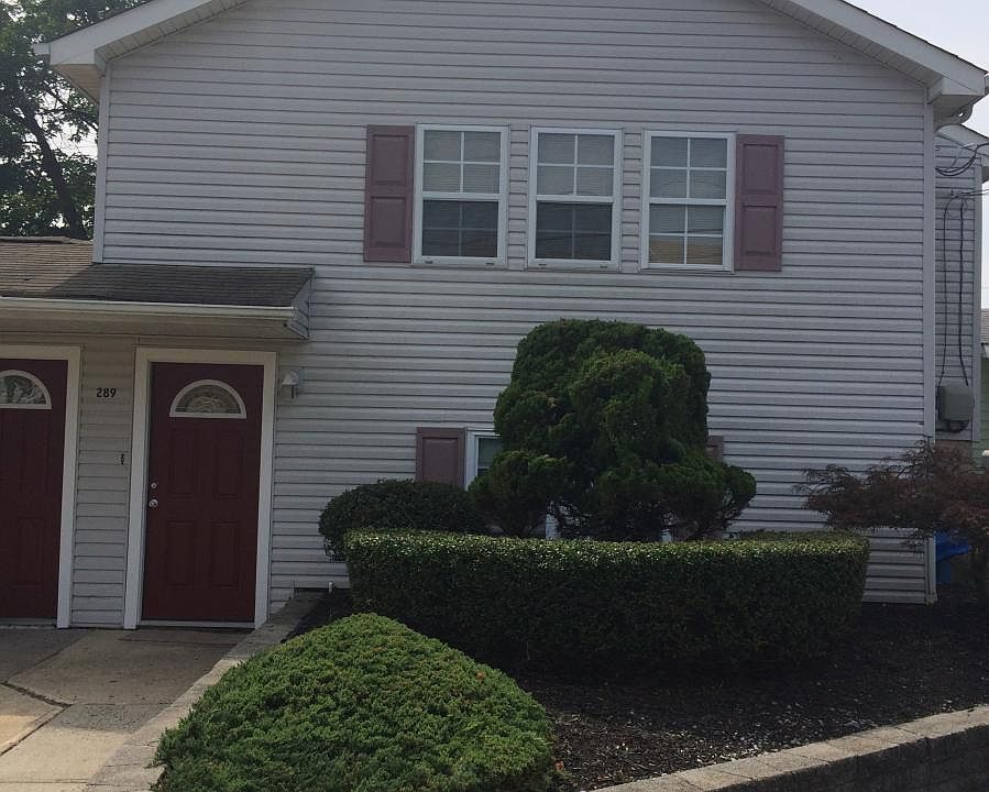 Front of 289A Shoreland Circle