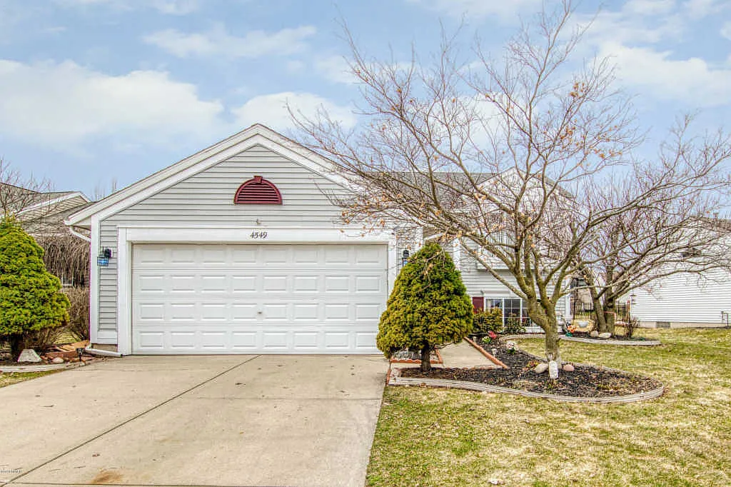 4549 Country Hill Dr SE photo 1