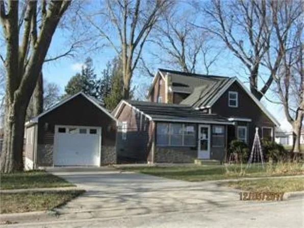 901 11th St, Grundy Center, IA 50638