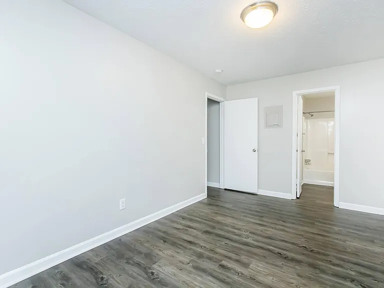 Cross Creek Apartments — Photo 33