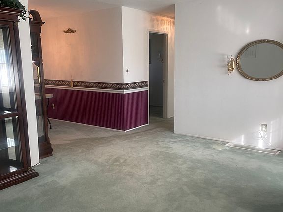 3rd image of 529 Meadow Cir
