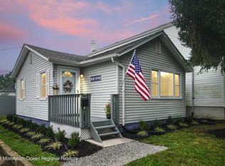 82 Shoreland Ter, Middletown, NJ 07748