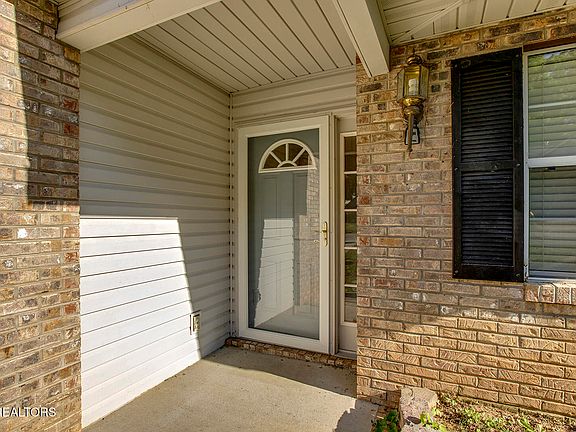 3rd image of 146 Oak Place Cir