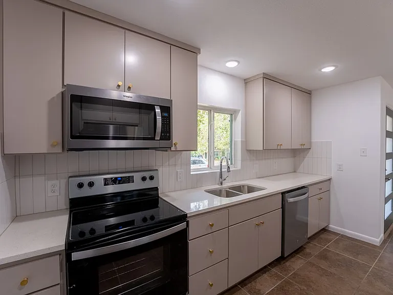 1307 Berkshire Dr — Photo 10