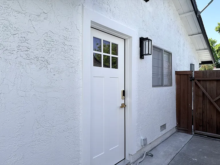 726 W 9th St — Photo 24