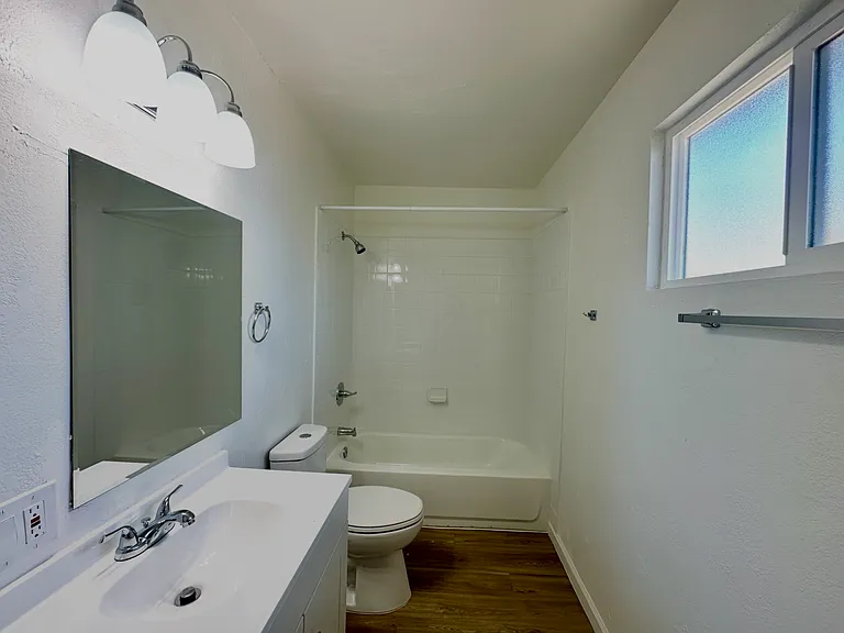 4424 Bellevue Newly Renovated Apartments with All Appliances Included! — Photo 26