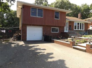 90 Howell Dr, Smithtown, NY 11787
