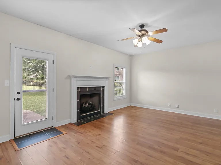 1093 Willow Cir — Photo 10