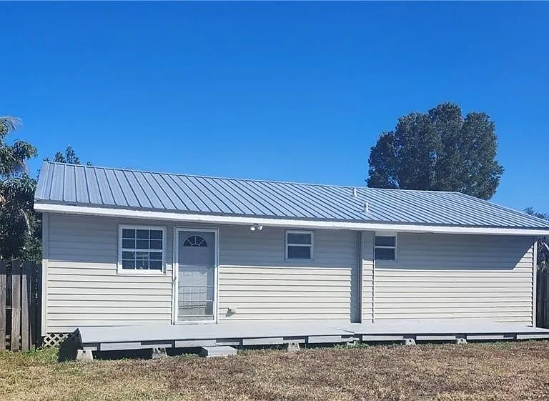 2248 Marina Park Dr — Photo 2