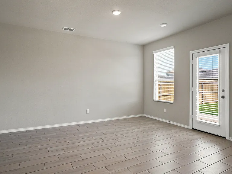 944 Ravenwood Ln — Photo 11