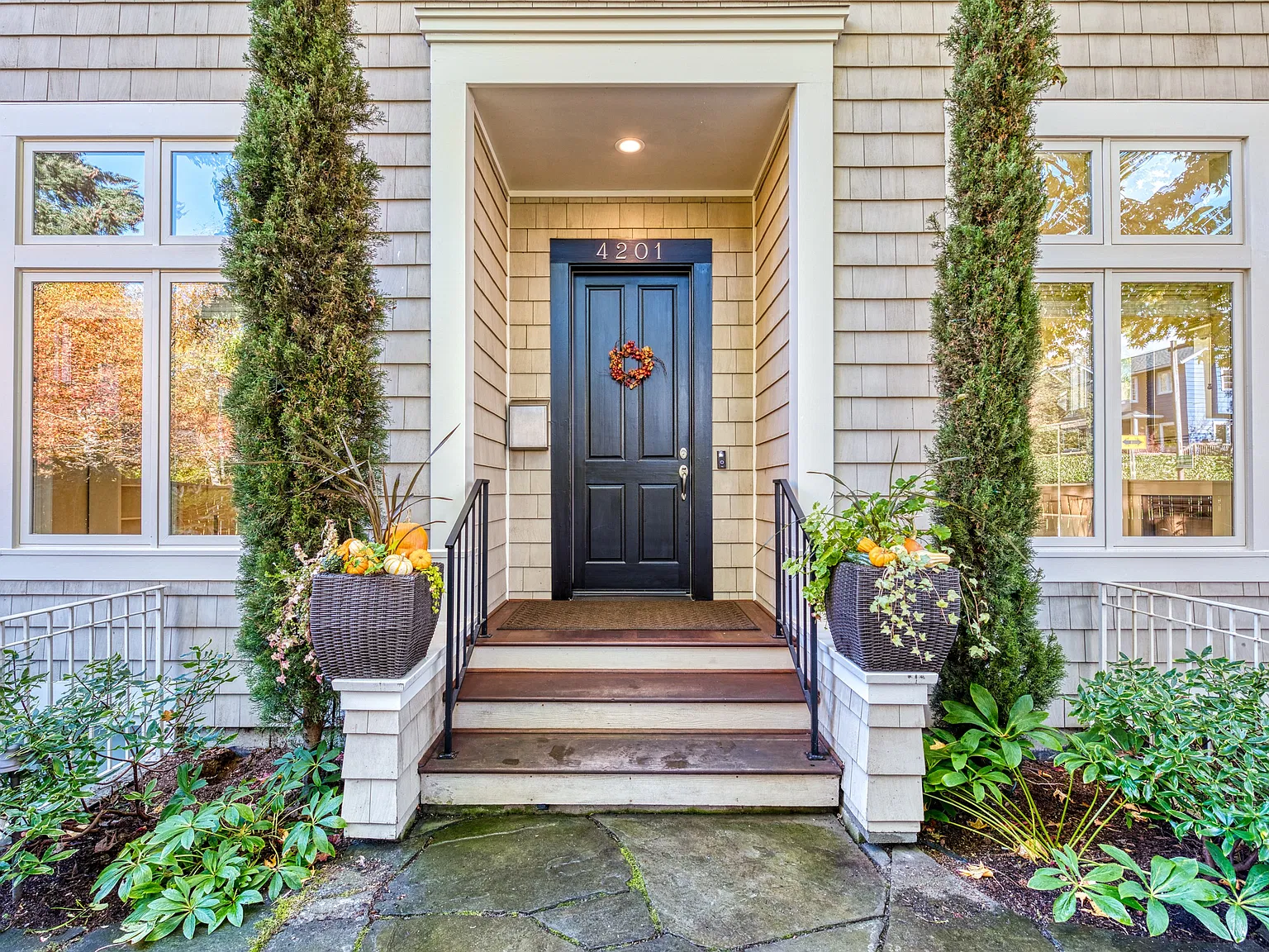 3 bed, 3.5 bath, 2350 sqft, $6,000 — Photo 3