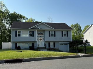 11 Dogwood Dr, Middletown, NY 10940