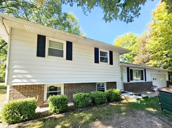 302 Orchard Ct, Gobles, MI 49055