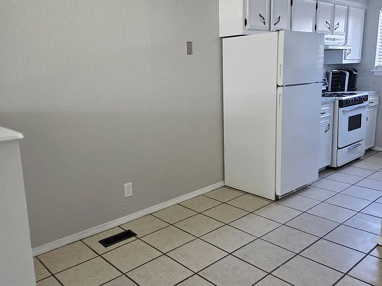 Fully Equipped Kitchen + Nook