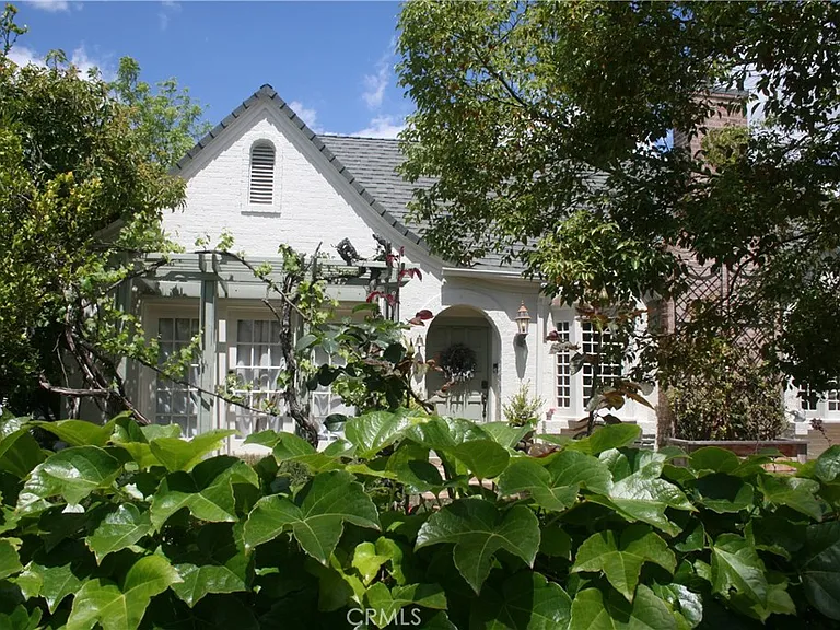 2421 N Heliotrope Dr — Photo 1