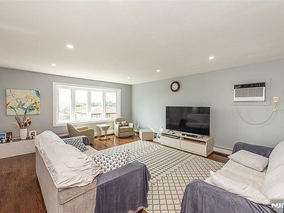 5th image of 424 Oak Street