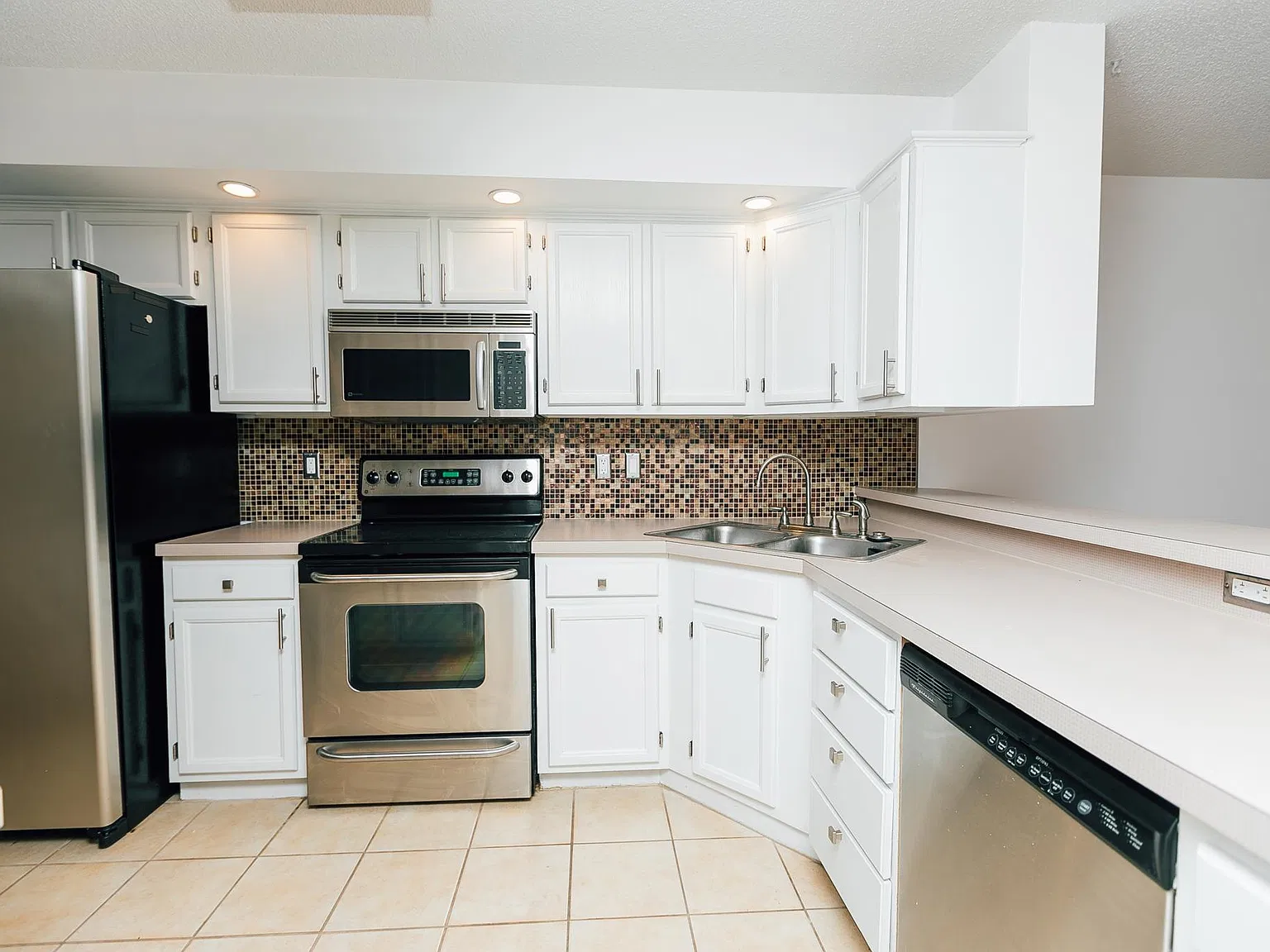 3 bed, 3.5 bath, 1911 sqft, $2,875 — Photo 3