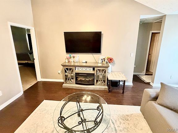 3rd image of 142 James Dr