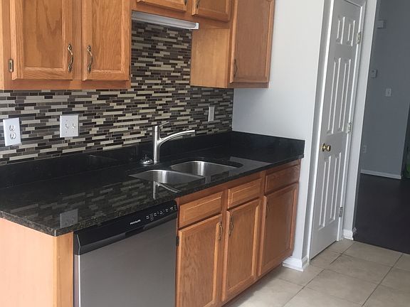 3rd image of 416 Belmont Cir