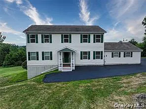 2 bed, 1.5 bath, 2464 sqft, $2,100 — Photo 1