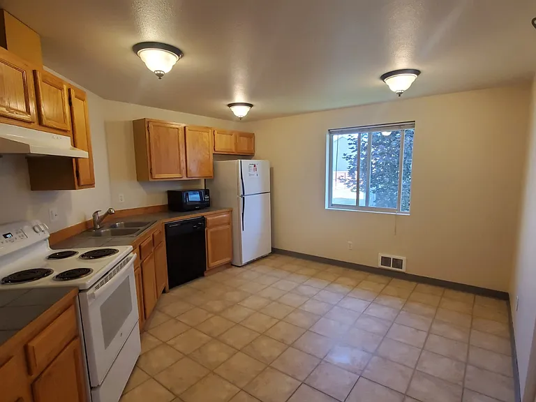 2113 N Yellowstone St #B — Photo 3