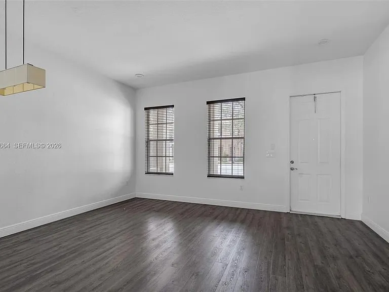 624 SW 147th Ave — Photo 4